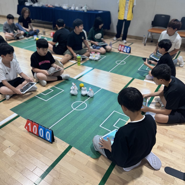 전용 경기장에서 소형 로봇의 방향을 조절하는 로봇 축구 체험