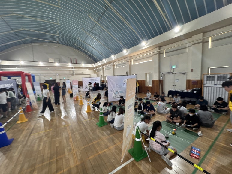 여러 체험존과 이동 통로가 한눈에 보이는 화전초 체육관 전경
